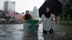 Severe Bangkok flooding triggers disaster zone declaration